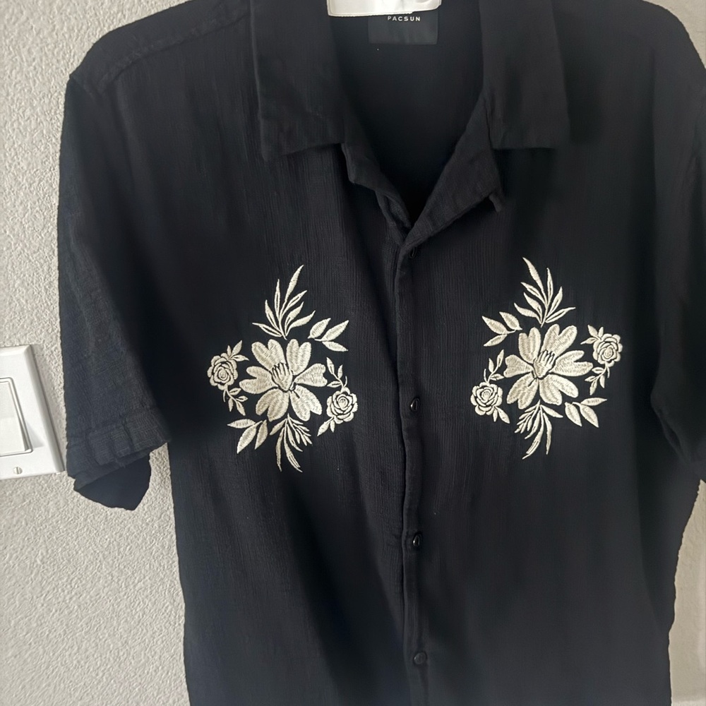 PacSun Black Short-Sleeve Button-Down Shirt with White Floral Embroidery Relaxed